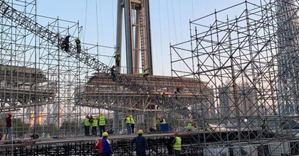 活動執(zhí)行現(xiàn)場進(jìn)行舞臺搭建階段LED顯示屏