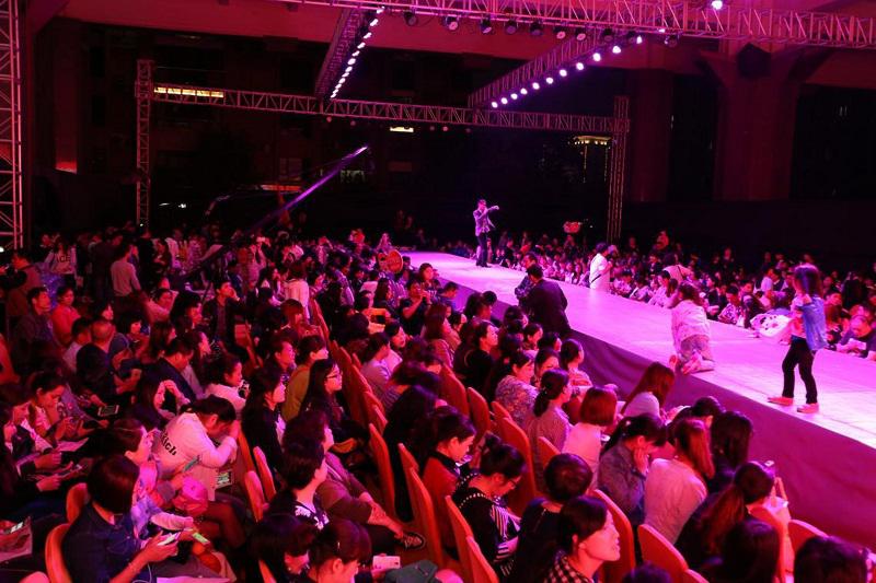 各地經(jīng)銷商齊聚一堂，秀場內(nèi)座無虛席