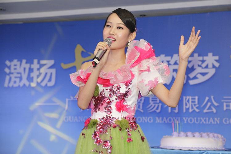 慶生儀式，女歌手領唱明天會更好