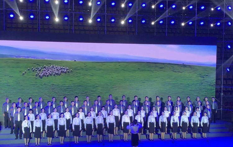 公司員工魔改大合唱團(tuán)表演 以反萌差的形式增添年會(huì)的趣味性